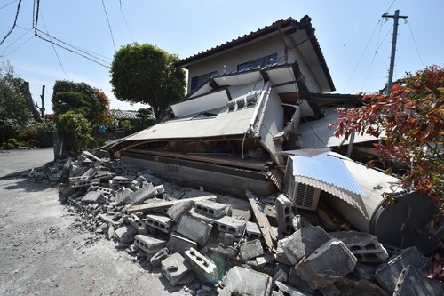 Japon: au moins 41 morts et des centaines de blessés après deux violents séismes - ảnh 1